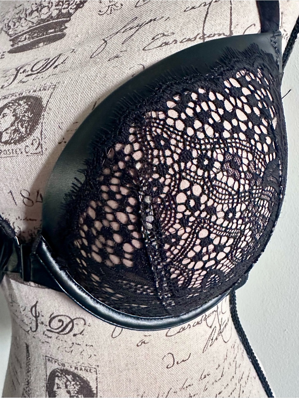 💃 Victoria’s Secret 38DD Lace Bra – Because the Girls Deserve Luxury! 💃 - Picture 5 of 15
